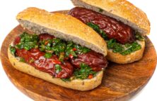 La receta tradicional argentina del famoso "choripán": chorizo asado en pan, acompañado con un chimichurri casero bien sabroso. Es un clásico infaltable en cualquier parrillada o previa de cancha.