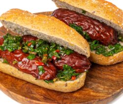 La receta tradicional argentina del famoso "choripán": chorizo asado en pan, acompañado con un chimichurri casero bien sabroso. Es un clásico infaltable en cualquier parrillada o previa de cancha.