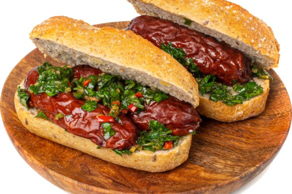 La receta tradicional argentina del famoso "choripán": chorizo asado en pan, acompañado con un chimichurri casero bien sabroso. Es un clásico infaltable en cualquier parrillada o previa de cancha.