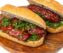 La receta tradicional argentina del famoso "choripán": chorizo asado en pan, acompañado con un chimichurri casero bien sabroso. Es un clásico infaltable en cualquier parrillada o previa de cancha.