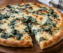 Pizza de espinaca y salsa blanca