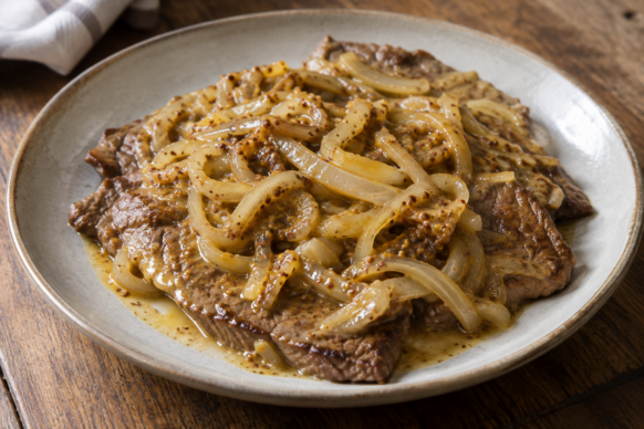Bifes con cebolla y mostaza