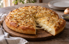 Fugazzeta rellena de mozzarella con cebolla dorada