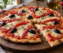 Pizza a la piedra con morrones y aceitunas