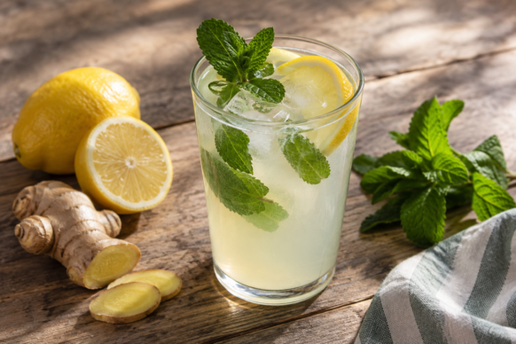 Limonada de menta y jengibre