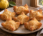 Pastelitos de membrillo dorados con capas de masa crocante y almíbar