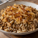 Arroz con lentejas y cebolla dorada