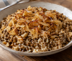 Arroz con lentejas y cebolla dorada
