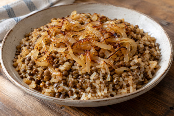 Arroz con lentejas y cebolla dorada